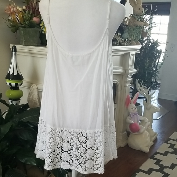 White Lace-Hem Sleeveless Women's Top - Picture 3 of 4